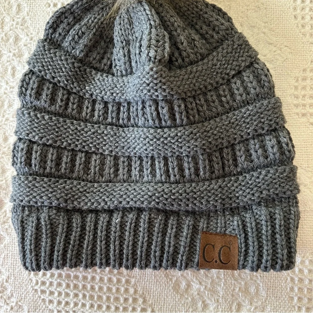 Pom Pom Beanie Hat Womens OS Dark Gray Knit Nordic Winter Ski Faux Fur CC NEW